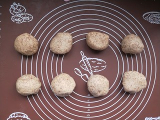 8、全麦麦麸馒头,然后分成等大的八个小剂子