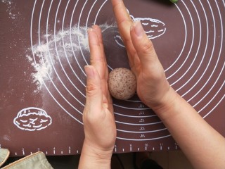 9、全麦麦麸馒头,取其中一个，再揉二十下左右，然后团成圆形。我习惯用两只手前后交错搓挤。