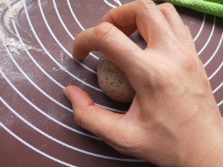 10、全麦麦麸馒头,然后底部粘一点干面粉，手指握成一个C形，把馒头放在手心下面。手是架空的，来回转圈，把馒头整圆。