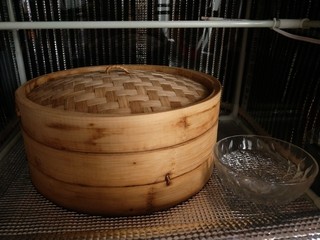 13、全麦麦麸馒头,开始发酵。常温发酵也可以。我用的简易发酵箱。发酵40～50分钟。