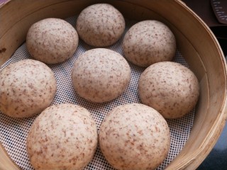 14、全麦麦麸馒头,发酵好的馒头，体积表达，整体变轻。轻按表面回弹。