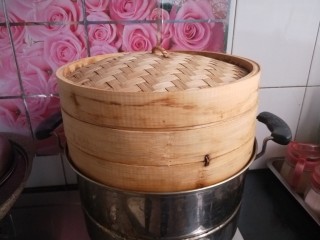 15、全麦麦麸馒头,开水上锅，中火蒸20分钟，关火，焖两分钟出锅。