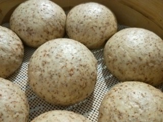16、全麦麦麸馒头,蒸好的馒头，很萱软。