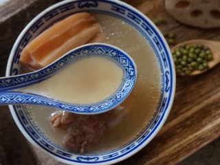 12、莲藕绿豆煲猪骨汤,香浓清甜