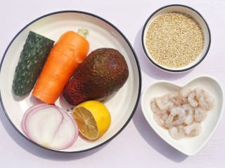 1、牛油果藜麦虾仁轻食沙拉,制作材料:牛油果1个,藜麦20g,虾仁15个,黄瓜半根,胡萝卜半根,洋葱小半个,柠檬适量。