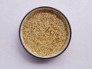 2、牛油果藜麦虾仁轻食沙拉,藜麦洗净浸泡15分钟。
