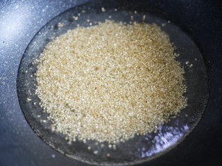 3、牛油果藜麦虾仁轻食沙拉,藜麦洗净,冷水开煮,中火15分钟,煮至冒出小白芽关火捞出备用。