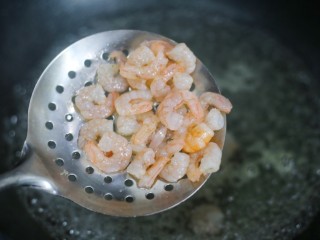 5、牛油果藜麦虾仁轻食沙拉,然后放入锅中煮熟。