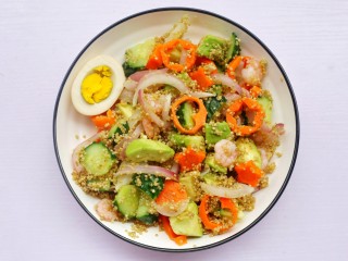 9、牛油果藜麦虾仁轻食沙拉,撒上藜麦。