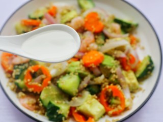 11、牛油果藜麦虾仁轻食沙拉,淋入橄榄油和白醋。