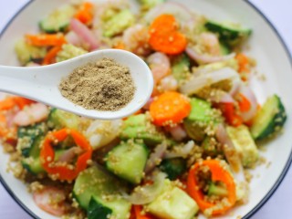 10、牛油果藜麦虾仁轻食沙拉,撒上黑胡椒和盐。