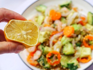 12、牛油果藜麦虾仁轻食沙拉,滴几滴柠檬汁拌匀即可。