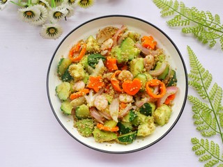 13、牛油果藜麦虾仁轻食沙拉,营养均衡,荤素搭配,口感和层次丰富。