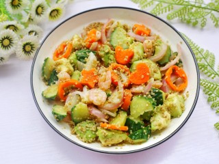 16、牛油果藜麦虾仁轻食沙拉,做法简单又省时。