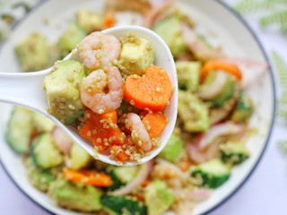 17、牛油果藜麦虾仁轻食沙拉,并且可以减少油脂的摄入。