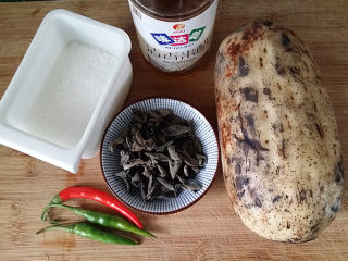 1、酸辣木耳拌藕片,备好食材