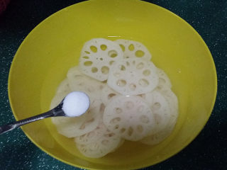 7、酸辣木耳拌藕片,用盐水浸泡一会儿，以防发黑氧化