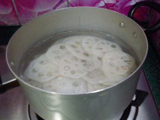 8、酸辣木耳拌藕片,锅中水开，倒入藕片煮沸后捞出沥干