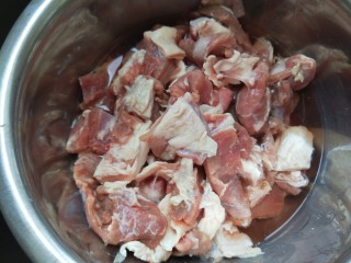 1、炖羊肉,羊肉提前切成2厘米见方块。