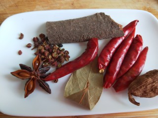 3、炖羊肉,调料准备好。