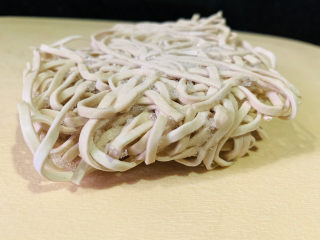 1、鸡蛋西红柿打卤面,手工面从冰冻中取出，之前买了手工面吃不完，就放冰箱冰冻；