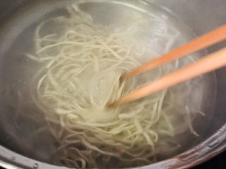 3、鸡蛋西红柿打卤面,汤锅水烧开，加少许盐，加少许油，放入手工面捞熟；