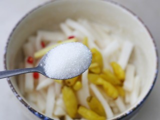 8、开胃爽脆的酸甜泡萝卜,白糖。