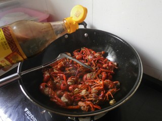 7、麻辣小龙虾,接着在倒入醋、生抽、白酒！