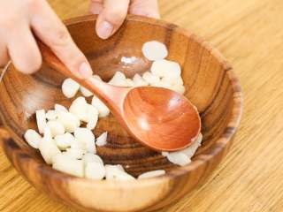 3、芝麻山药麦饼12m+,捣成泥