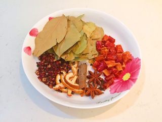 5、减肥食谱  私房菜香卤牛肉,准备干料：干红辣椒，香叶，花椒粒，陈皮，八角，桂皮