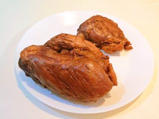 18、减肥食谱  私房菜香卤牛肉,把卤好的牛腱捞出来，晾凉后装入保鲜袋，放入冰箱冷藏6个小时左右