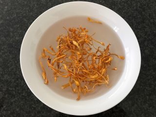 4、木瓜炖蟲草花肉骨汤,再把蟲草花泡入清水中，（5分钟就可以了，不需要冲洗，不然营养会流失的）然后沥干备用，