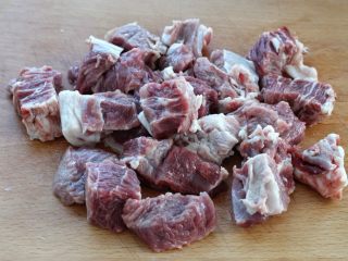 1、清炖牛肉萝卜汤,将牛肉放入清水中浸泡约30分钟去除血水,然后洗净切成稍微大一些的块状,牛肉在炖的过程中会收缩变小,所以别切太小块