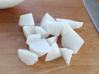 3、清炖牛肉萝卜汤,萝卜去皮后切成滚刀块,同样也切大一点的块状