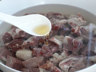 4、清炖牛肉萝卜汤,将牛肉冷水下锅,再淋入两汤匙料酒去腥,大火煮开