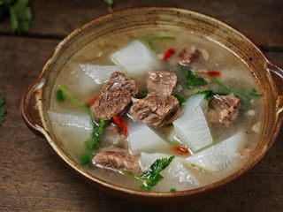 13、清炖牛肉萝卜汤,一道营养又美味的清炖牛肉萝卜汤就完成了,这个季节和天气来一碗忒舒坦了!