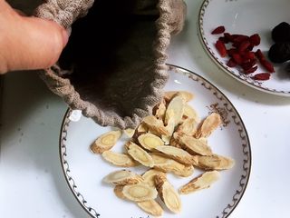 2、电压锅版调经养生汤,准备好中药袋，因为之后渣渣不需要，所以这样很方便