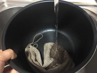 4、电压锅版调经养生汤,加入500毫升-700毫升的水