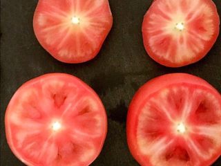 4、颜值爆表的 松仁玉米番茄盅,2个番茄都切好,用小勺挖出里面的番茄肉,注意不要把番茄的外皮弄破