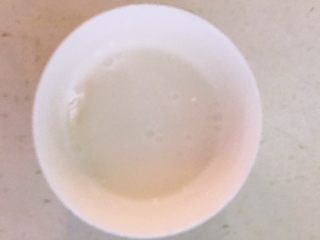 6、颜值爆表的 松仁玉米番茄盅,干淀粉加入适量冷水调成淀粉液