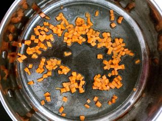 7、颜值爆表的 松仁玉米番茄盅,锅烧热加入大豆色拉油,加入胡萝卜丁煸炒1分钟