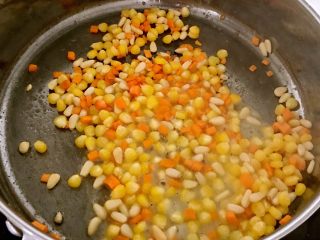 10、颜值爆表的 松仁玉米番茄盅,倒入淀粉液炒匀