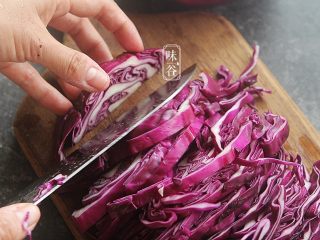 2、凉拌紫甘蓝,紫甘蓝切成宽五毫米宽左右;