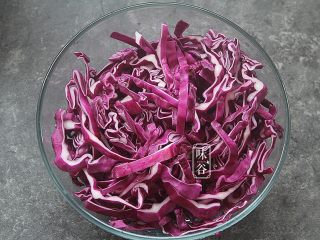 3、凉拌紫甘蓝,用凉开水冲洗干净;