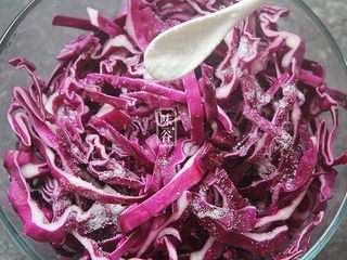 4、凉拌紫甘蓝,放入一小匙盐搅拌均匀腌制十分钟左右；
