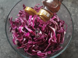 5、凉拌紫甘蓝,倒入香油;