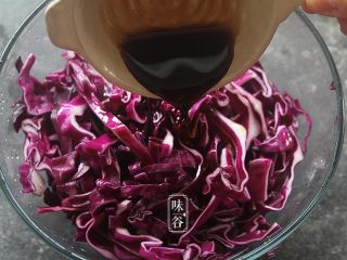 6、凉拌紫甘蓝,倒入酱油;