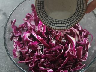 7、凉拌紫甘蓝,倒入醋;