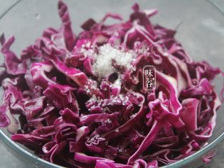 8、凉拌紫甘蓝,放入白糖;