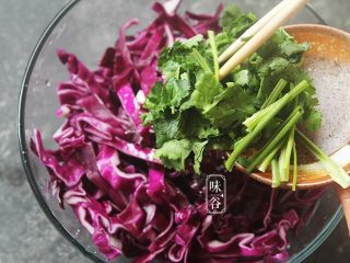 9、凉拌紫甘蓝,放入香菜;